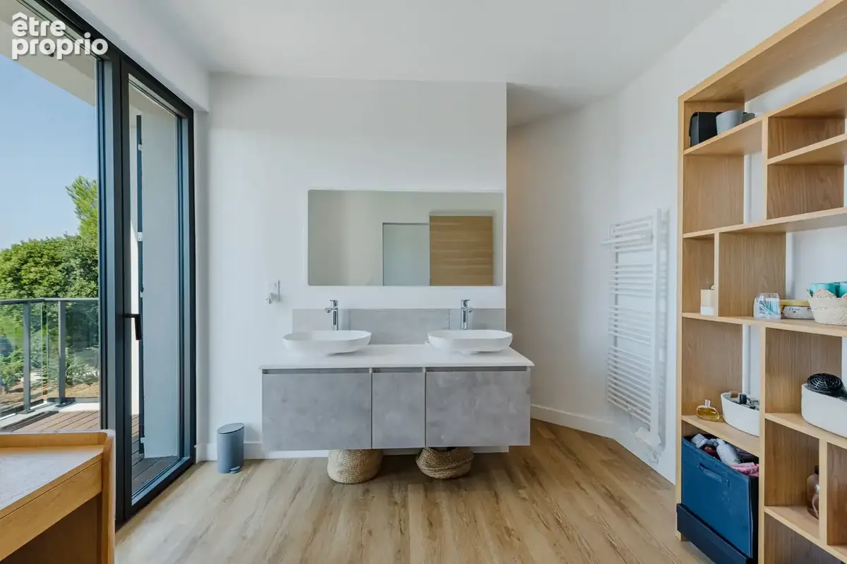 Villa rénovée à vendre avec jolie vue mer à Saint Raphaël , 4 chambres - photo 9