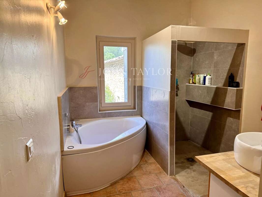 Maison à SAINT-SATURNIN-LES-APT