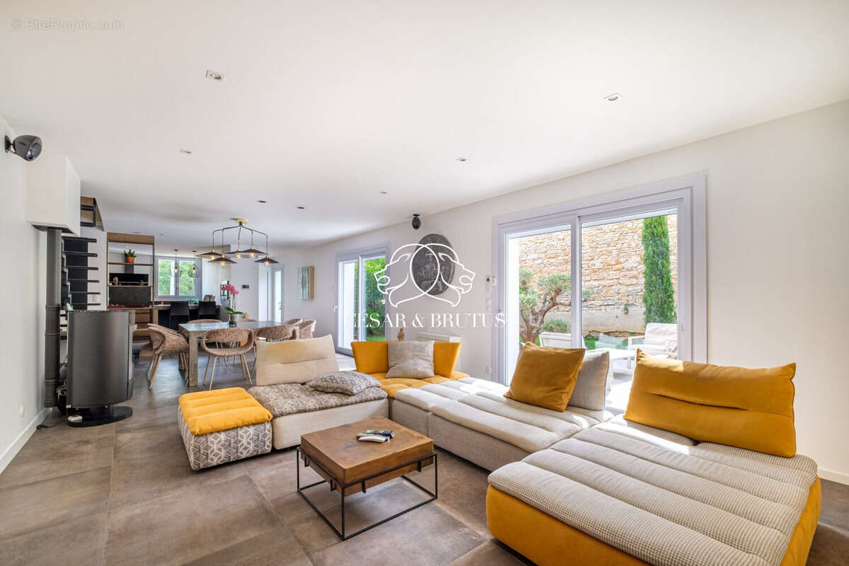 Appartement à COLLONGES-AU-MONT-D'OR