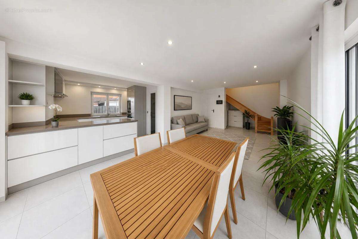 Maison de 4 pièces de 105 m² à Lully - photo 2
