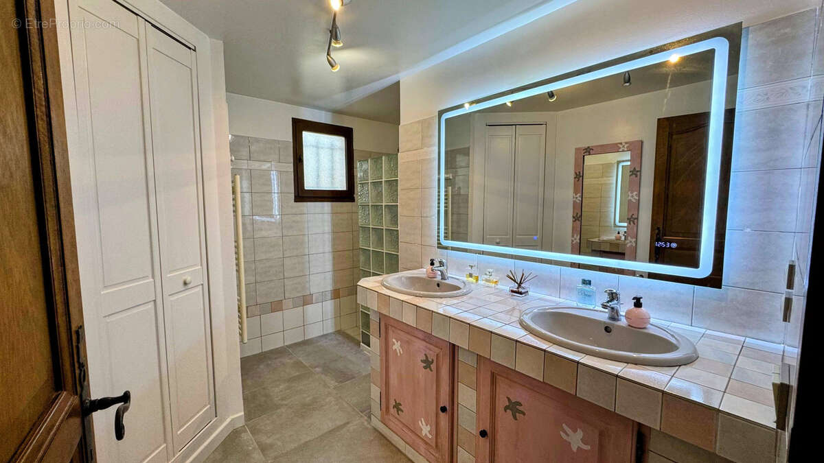 Maison à CHATEAUNEUF-LE-ROUGE