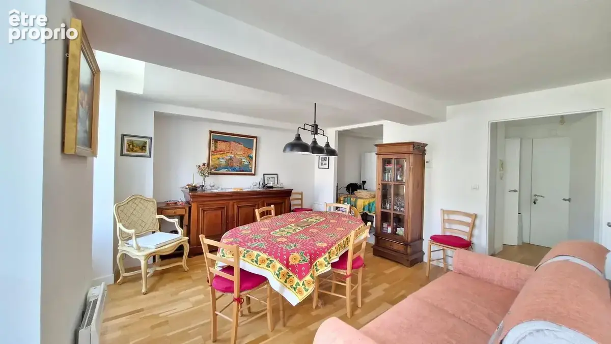 Centre ville, T2, 50 m², 1er étage, parking privé, bon état - photo 4