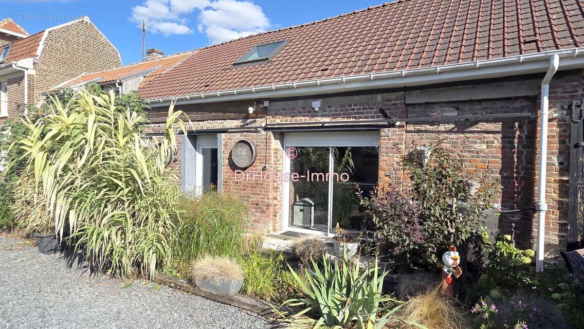 Maison 265 m² à Camphin-En-Carembault  - photo 4