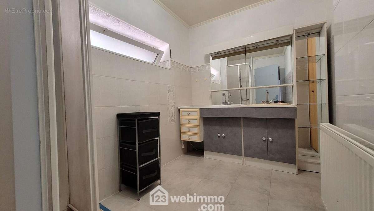 Une salle d'eau et un WC séparé