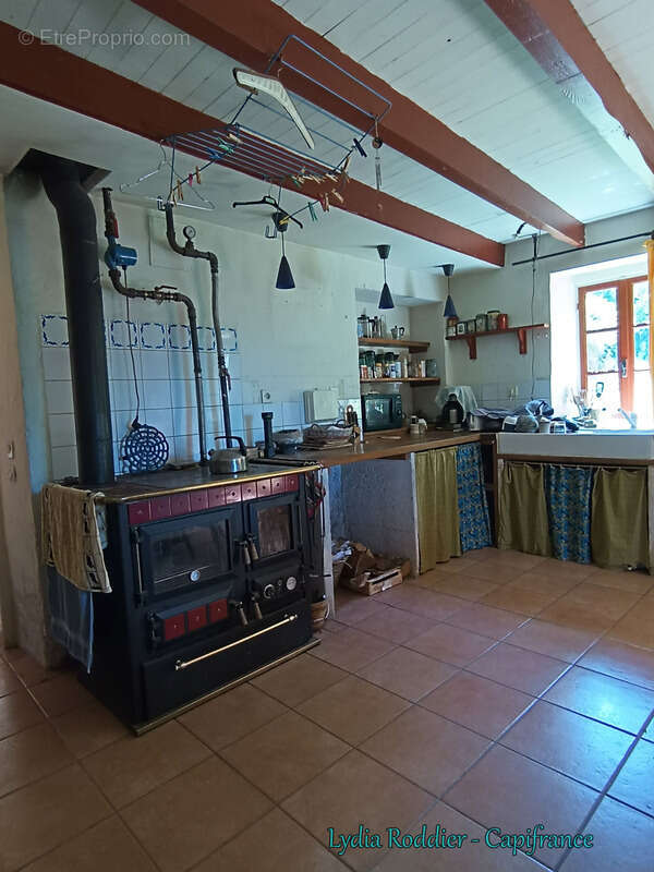 Fermette 10 pièces - grande grange - Rare à SAINT VICTOR MONTVIANEIX (63550) en Auvergne-Rhône Alpes - photo 4