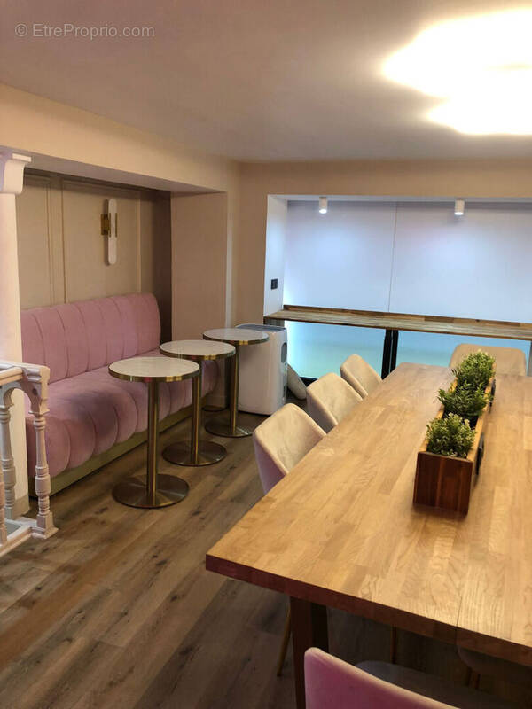 Commerce à PARIS-9E