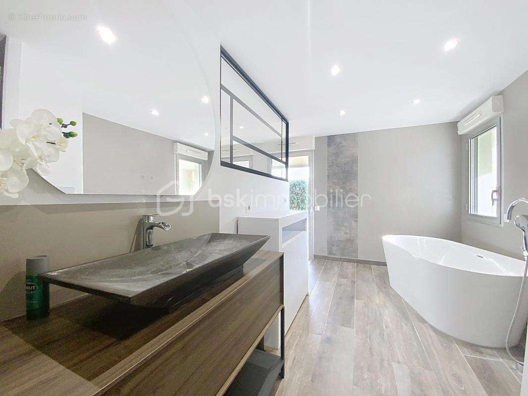 Appartement t2 de 102 m² – loggia/terrasse – vue port – garage – sète / bas saint-clair – quartier haut ** - photo 8