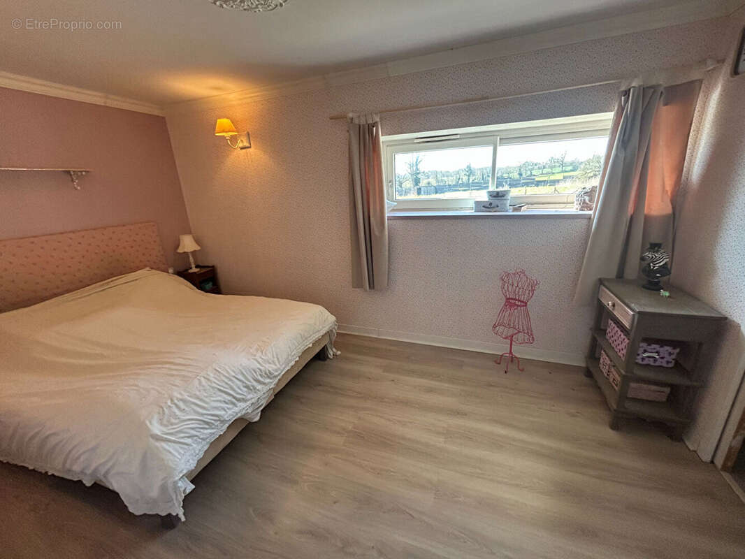 Maison à BECON-LES-GRANITS