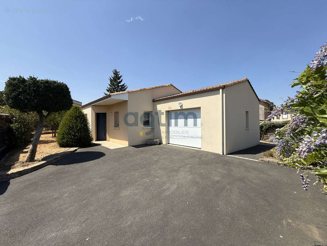 MONTAIGU, Centre, en lotissement: Maison de plain pied, 93m2 habitables, 2 chambres, garage, terrain clos - photo 17