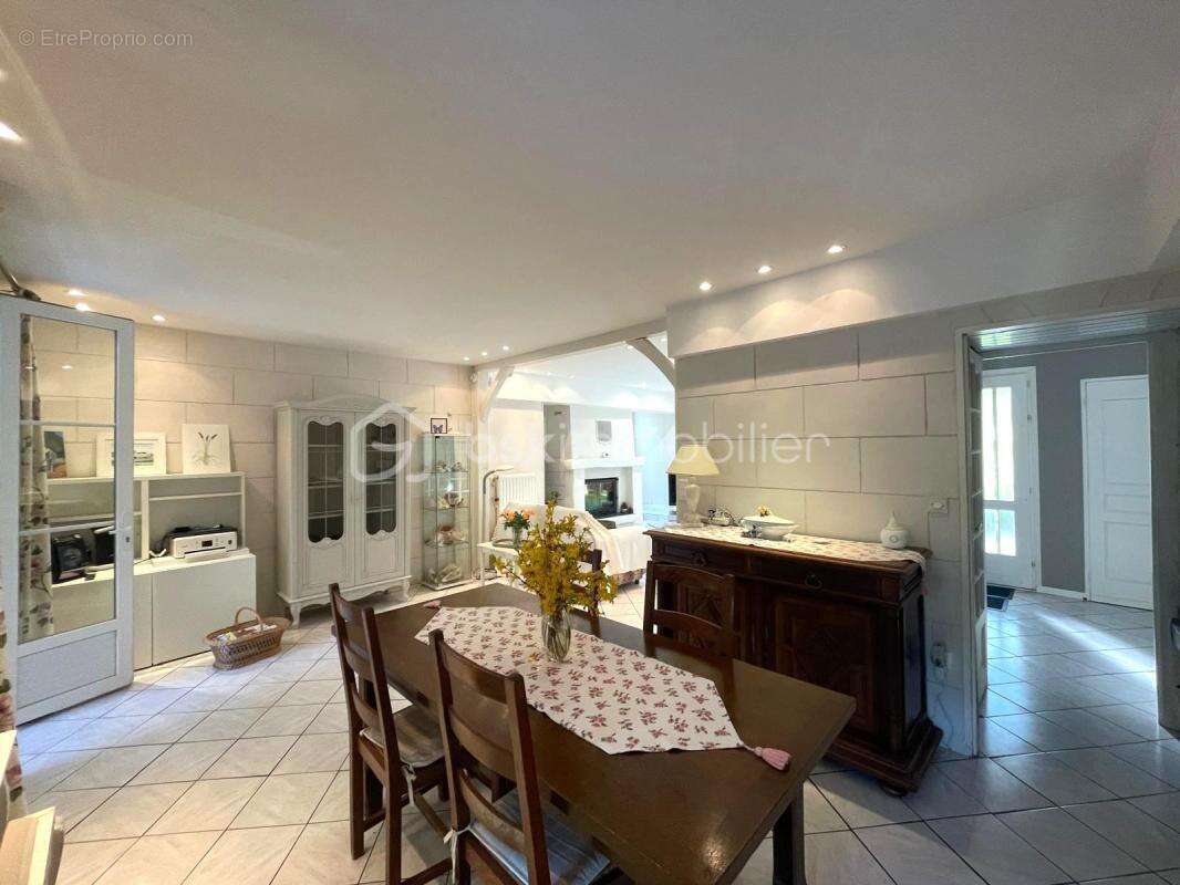 Maison de 164 m² avec piscine - CHEILLE - photo 10
