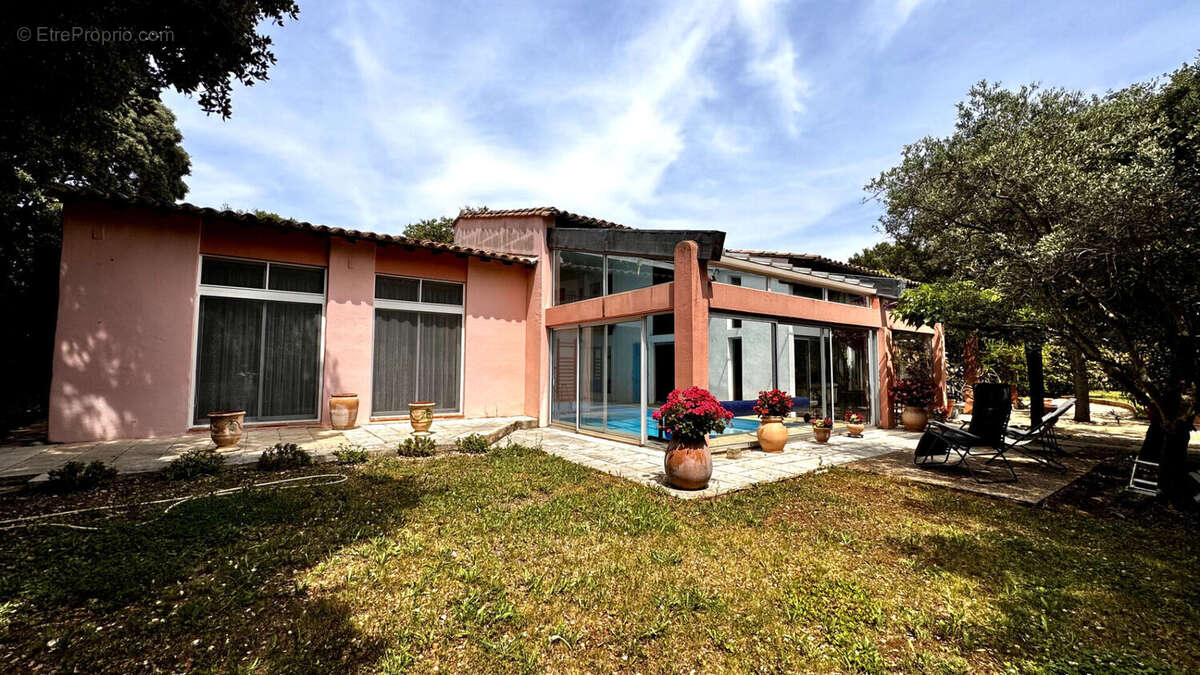 Maison d'architecte d'exception 265m² -Plein sud -Piscine intérieure - Calme absolu - photo 2