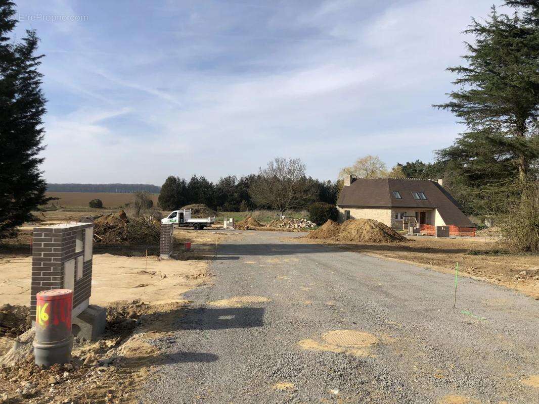 Terrain à NEUILLY-EN-THELLE