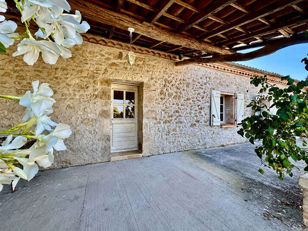Au Lédat, dans un environnement campagne à seulement quelques minutes des commodités, découvrez cet ensemble immobilier composé  - photo 12