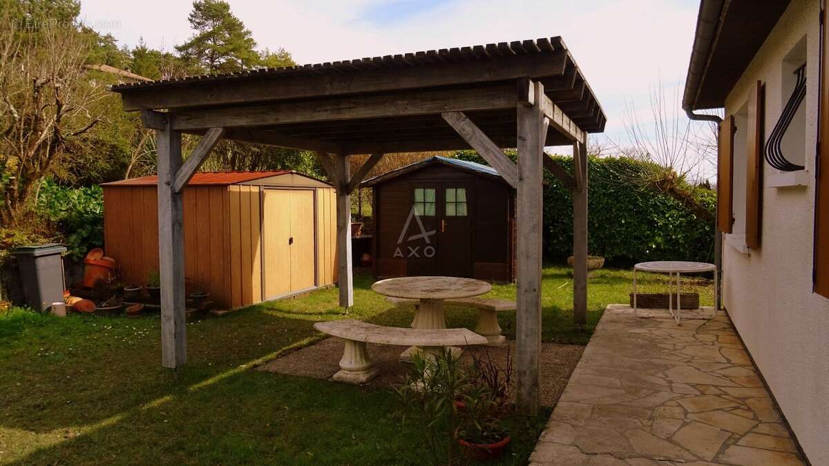 Maison à LEGUILLAC-DE-L'AUCHE