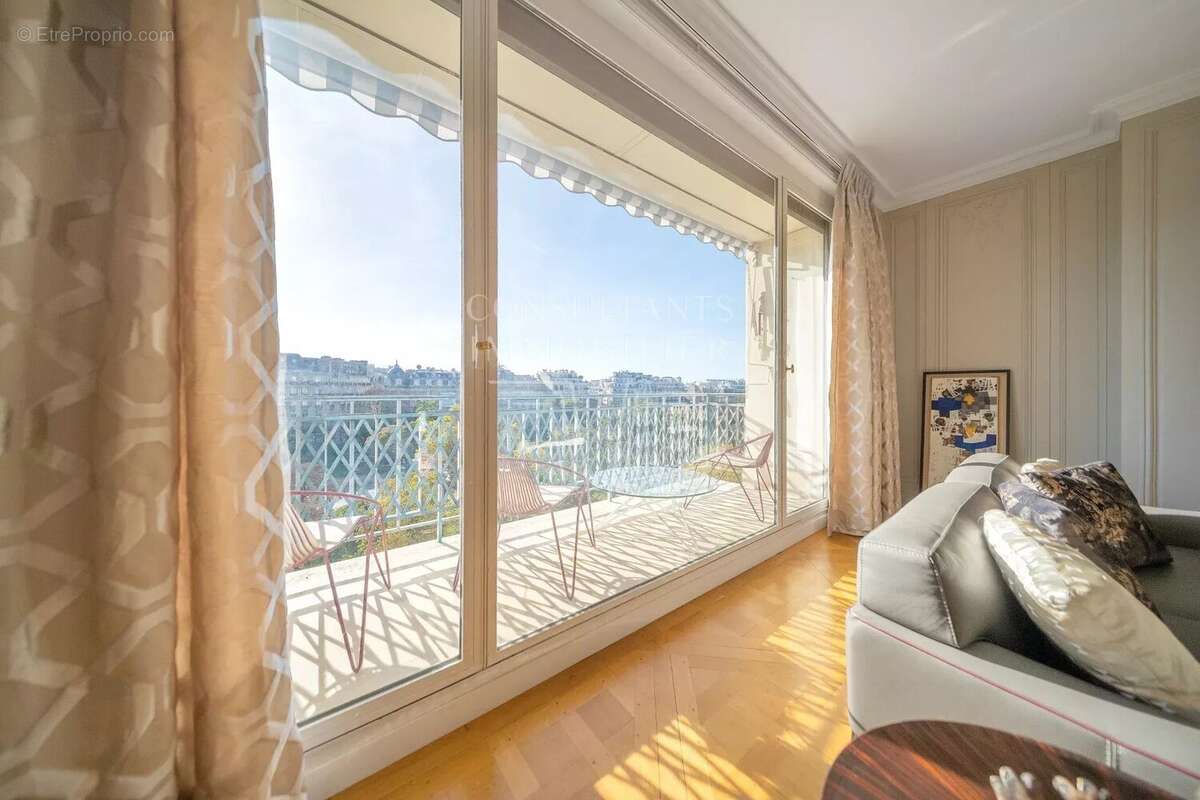 Appartement à PARIS-16E