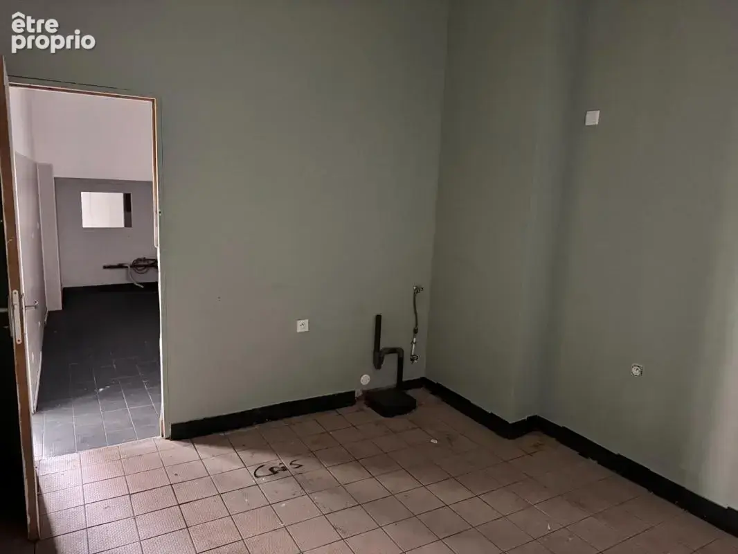 Local commercial 124 m² en emplacement stratégique, vitrine sur avenue - photo 9