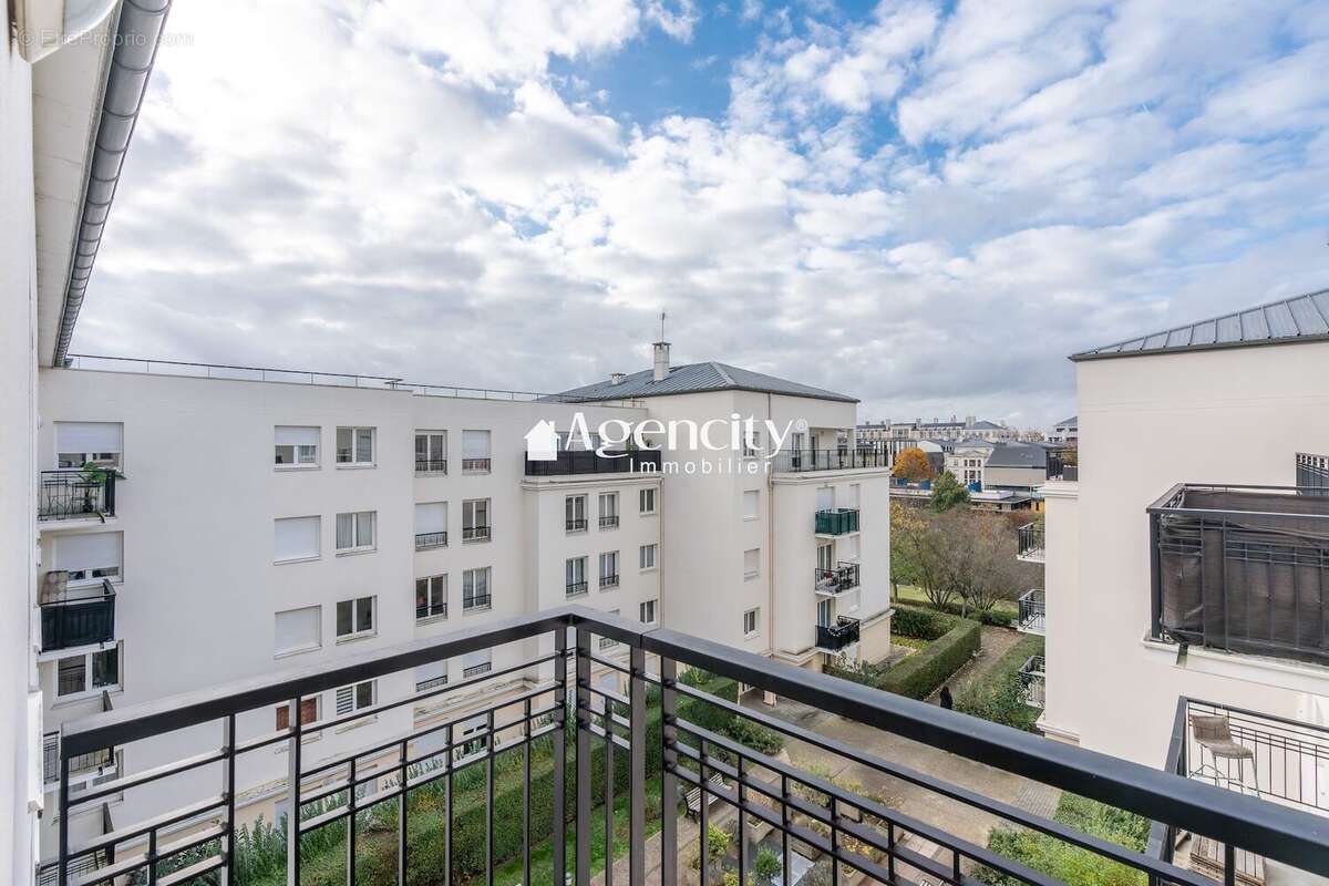 Balcon vue cour - Appartement à SERRIS