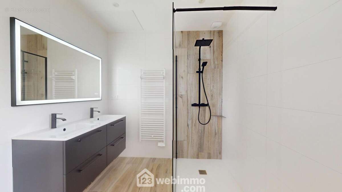 Salle de douche - Maison à SAINT-HILAIRE-LA-FORET