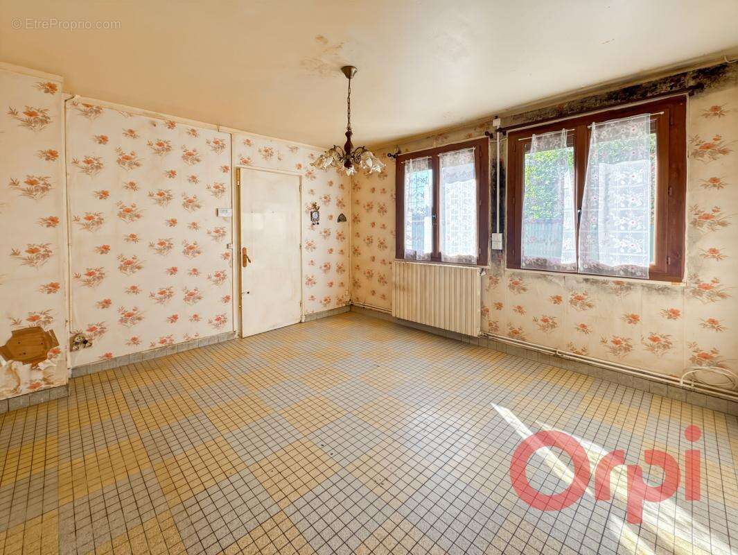 Maison à AINAY-LE-CHATEAU