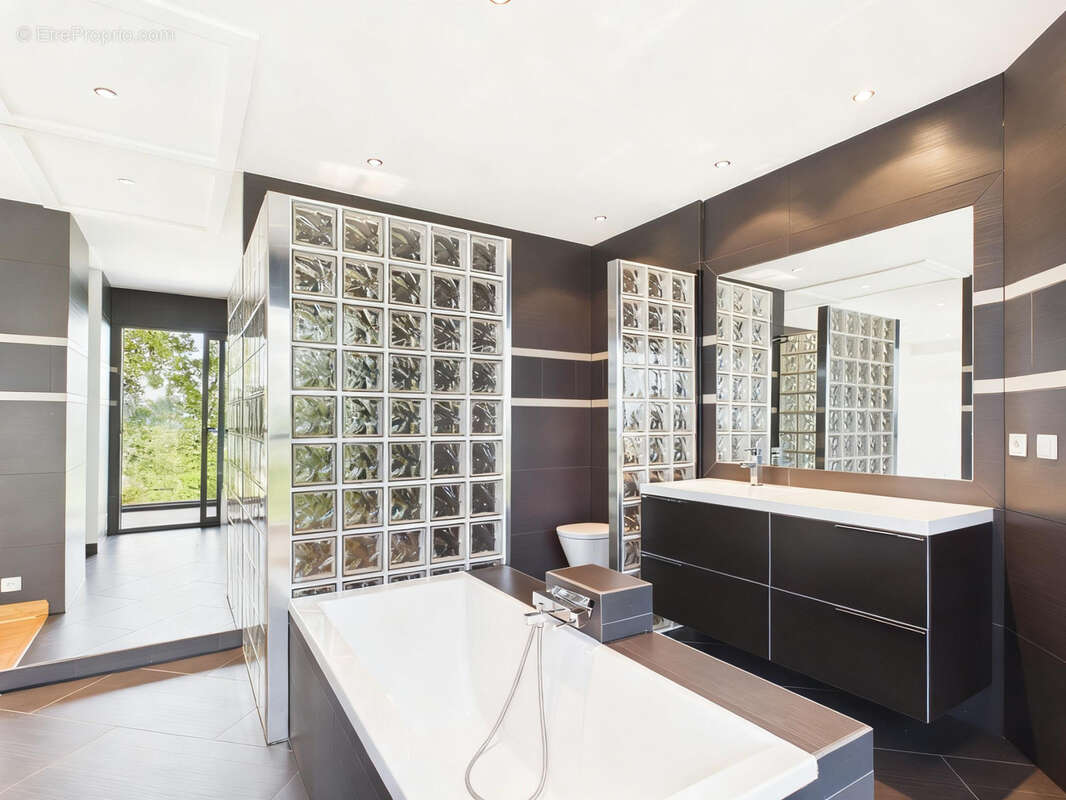 LUCINGES - Maison d'architecte contemporaine de 7 pièces avec piscine. - photo 15