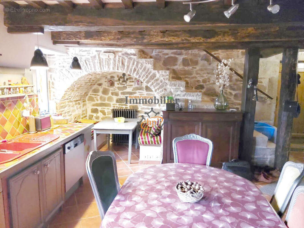 Propriété de caractère avec deux maisons d'habitations, une maison à rénover, dépendances et terrain de 7123 m - photo 11