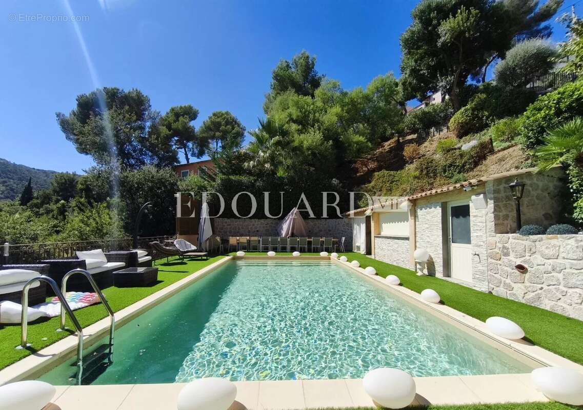 Splendide propriété de 300 m² en excellent état avec home cinéma, superbe piscine et pool house - photo 24