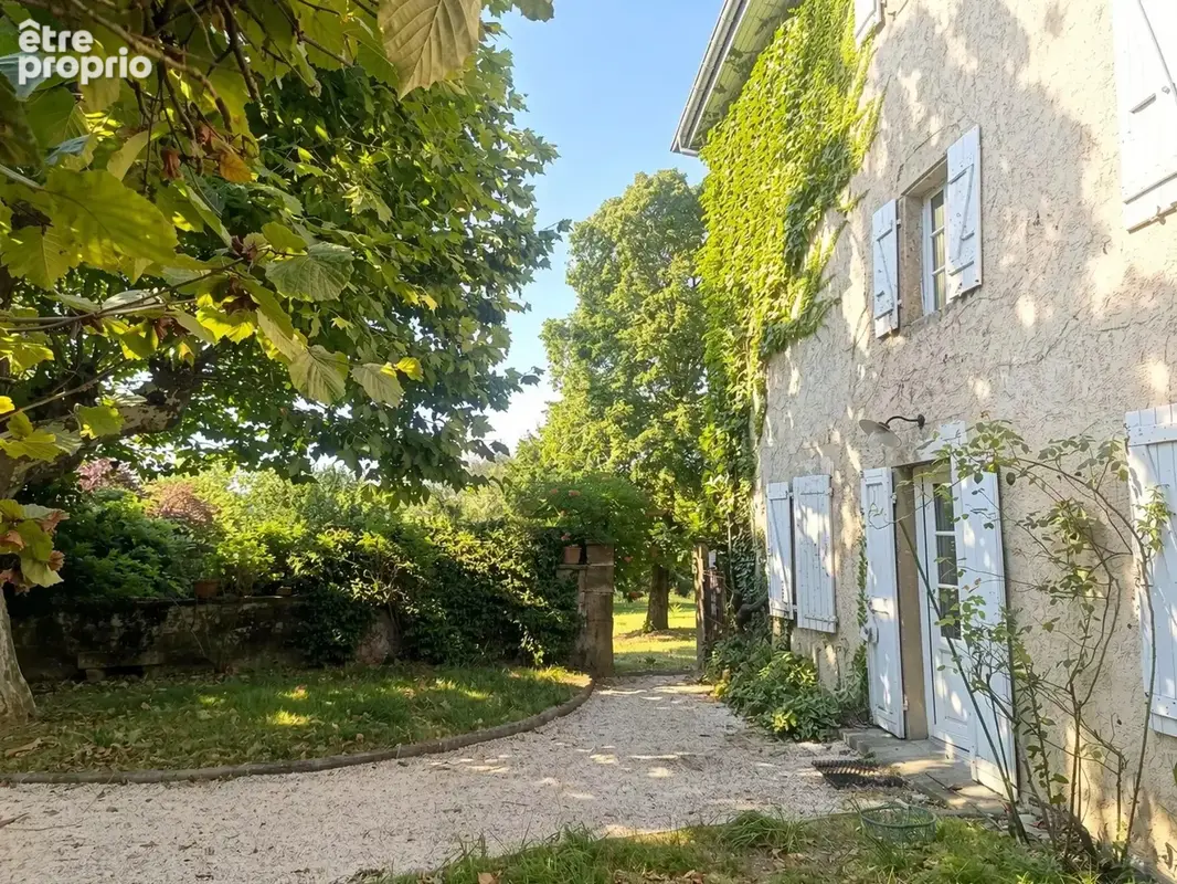Maison familiale de caractère avec piscine et de nombreuses dépendances - photo 2