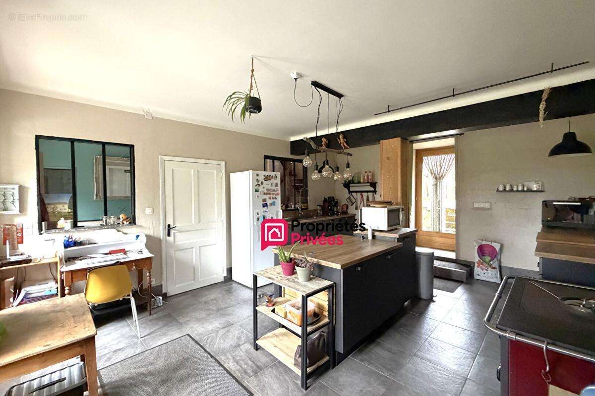 Maison T6 avec dépendances à vendre Saint Priest Des Champs  de 200 m2 - photo 6