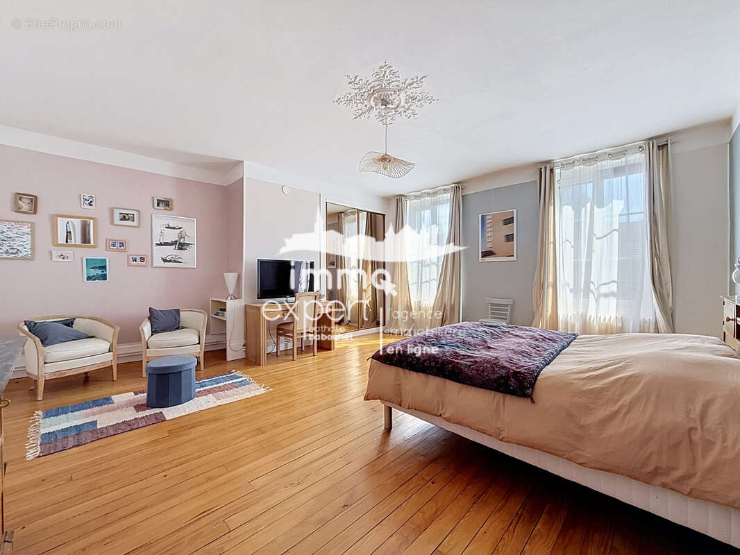 Immeuble de prestige avec appartement bourgeois, appartement loué, local professionnel et parc arboré - photo 13
