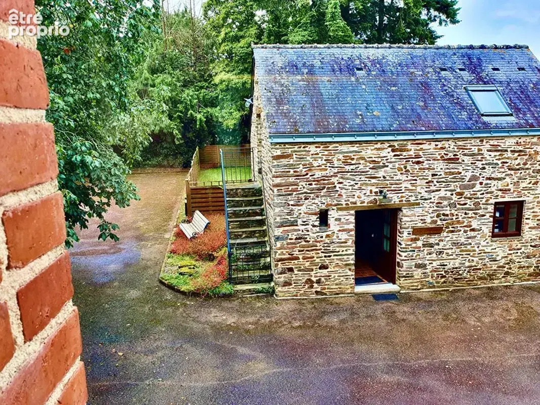 Sally HICKEY vous présente un ensemble de 4 maisons en excellent état et piscine chauffée au bourg. 12 chambres, 8 salles de bai - photo 8