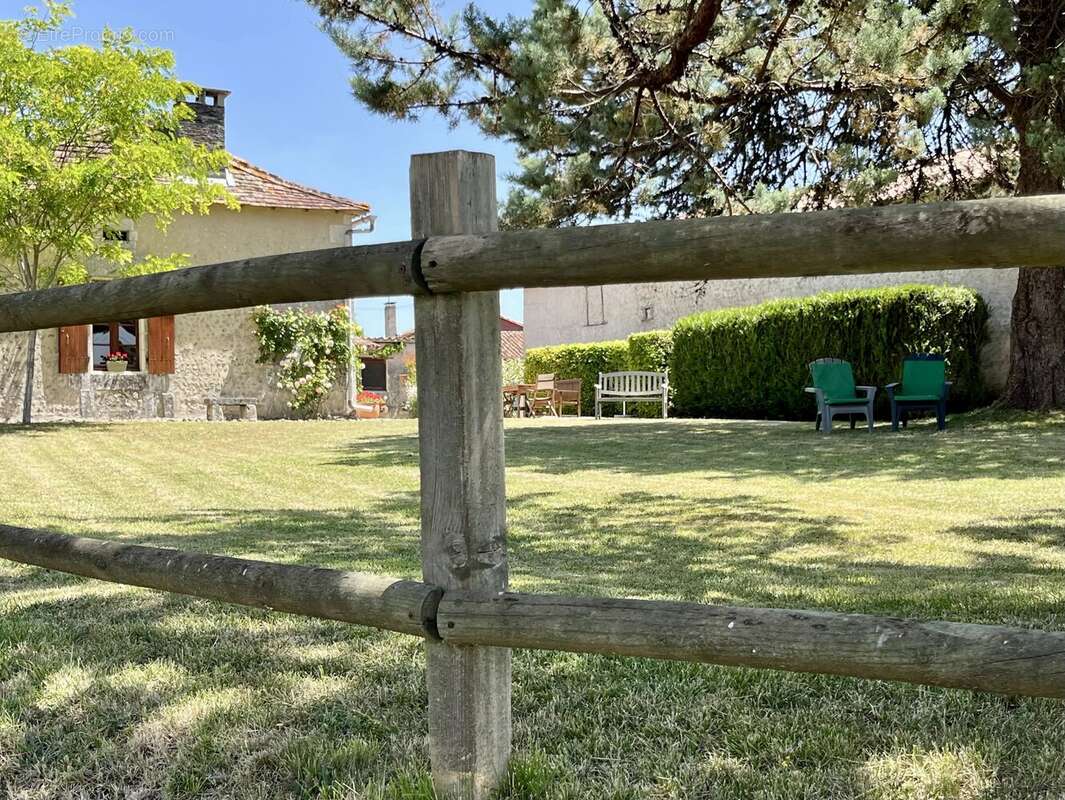 Propriété en pierre en excellent état, à proximité des commerces - photo 18
