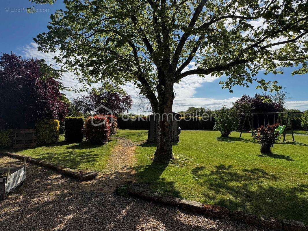 Maison avec logement indépendant loué, dépendances et terrain de 2 363 m² - photo 2