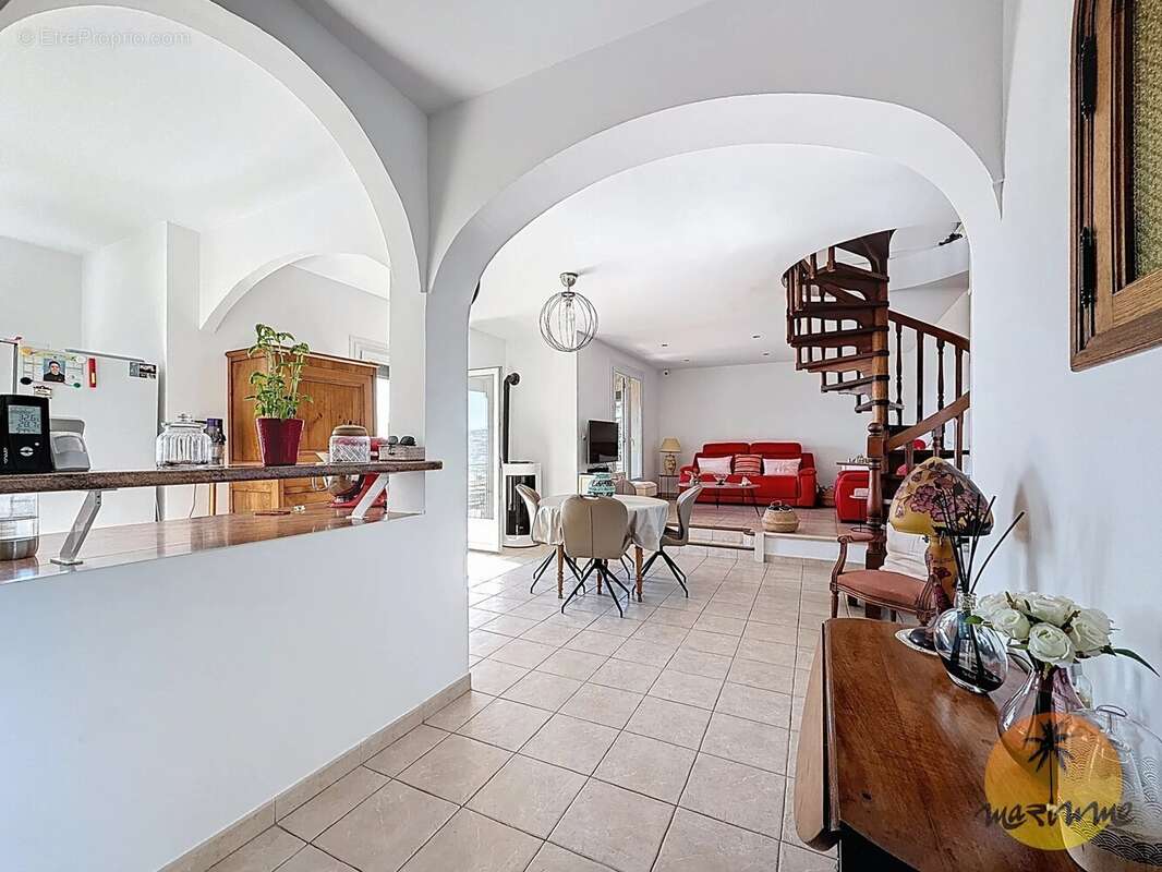 Saint-Laurent-Du-Var, Villa 8 pièces avec piscine - photo 2