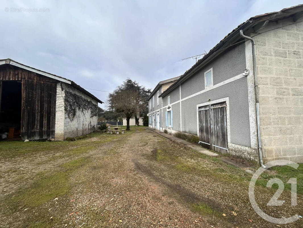 Maison à LES PEINTURES