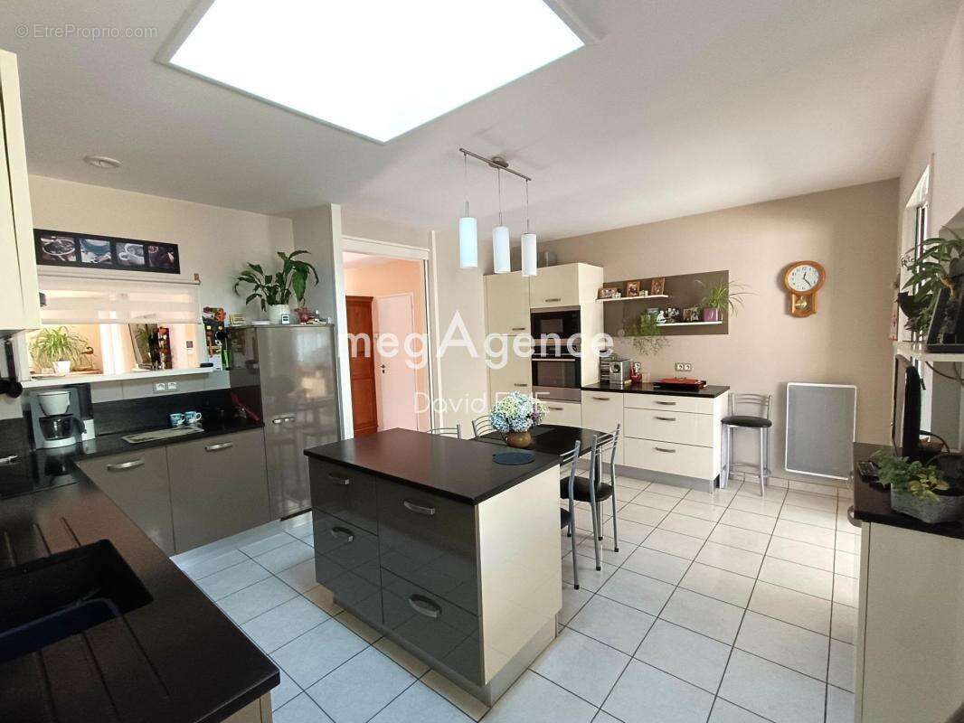7 Pièces, 220 m2, 4 chambres, 3 dépendances, MACHE - photo 9