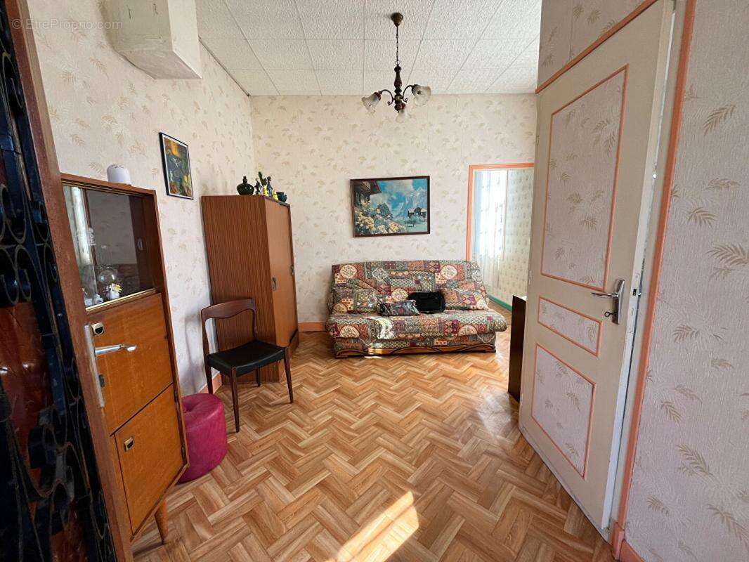 Maison atypique mitoyenne d'un côté, de 77 m2, 2 chambres, 180 m2 de terrain - photo 6