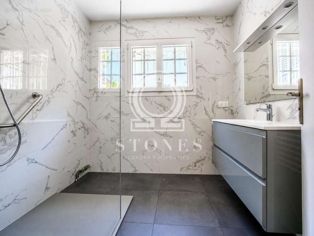 Maison 181 m² à La Celle-Saint-Cloud  - photo 8