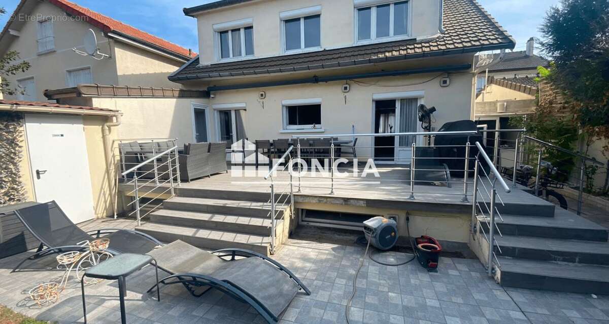 Foncia Le Raincy vous présente cette agréable maison familiale située dans le secteur recherché Benoît Malon - photo 3