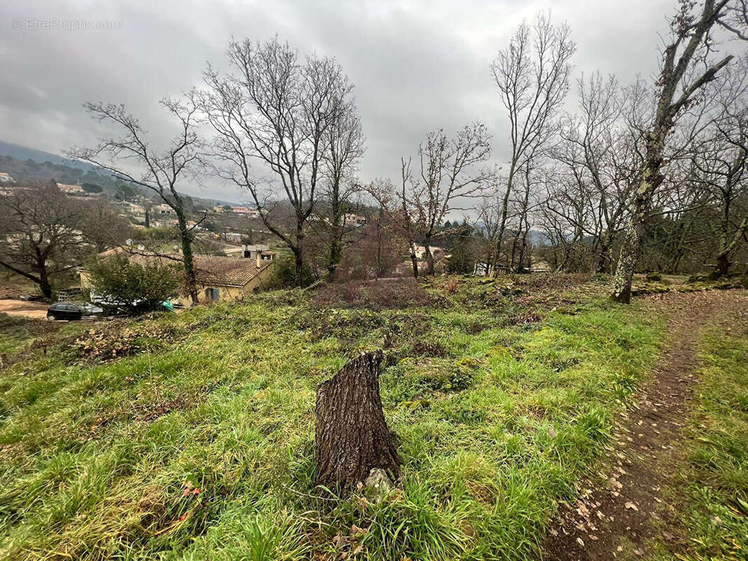 Terrain à MEYRANNES