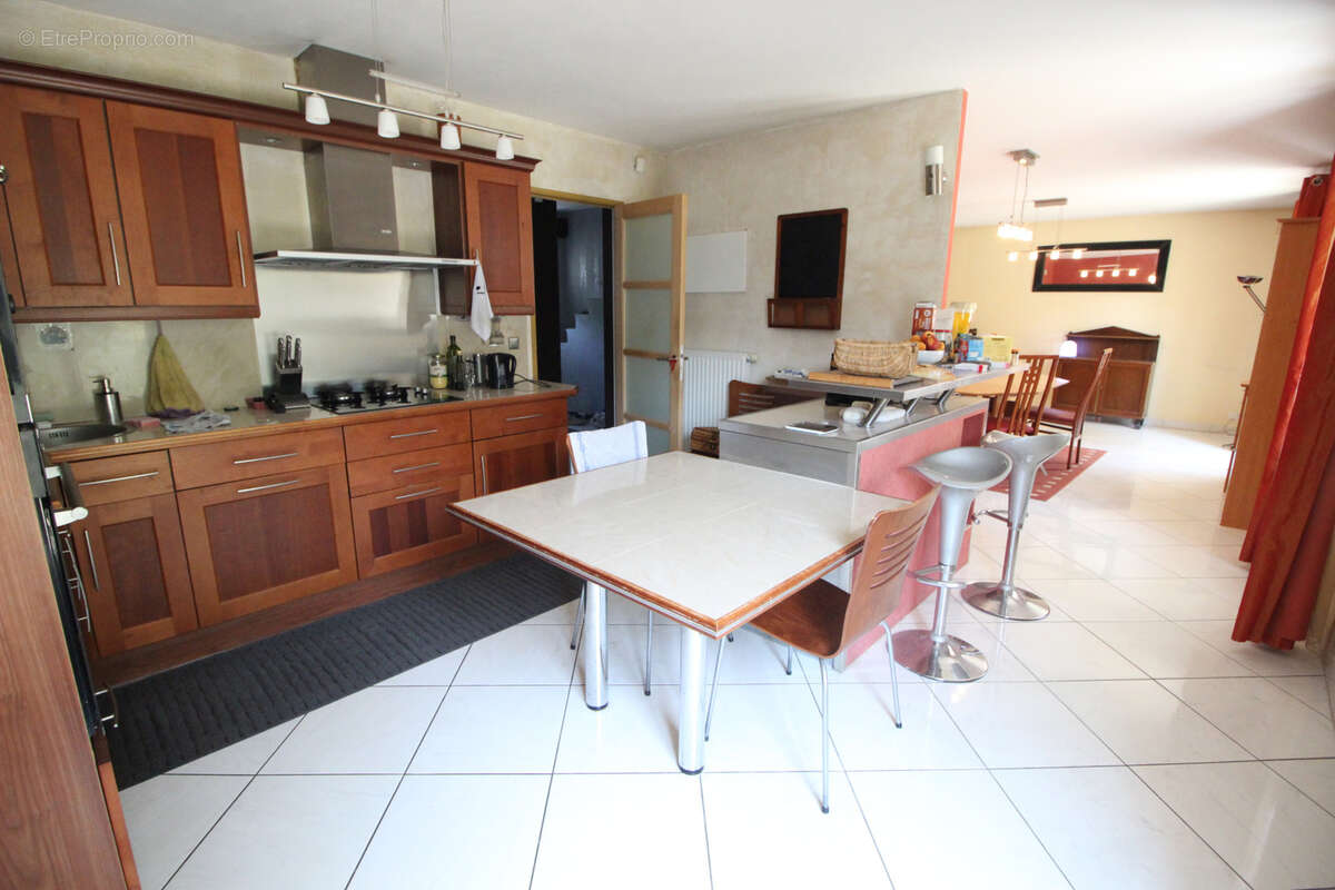 Maison à MANDRES-LES-ROSES