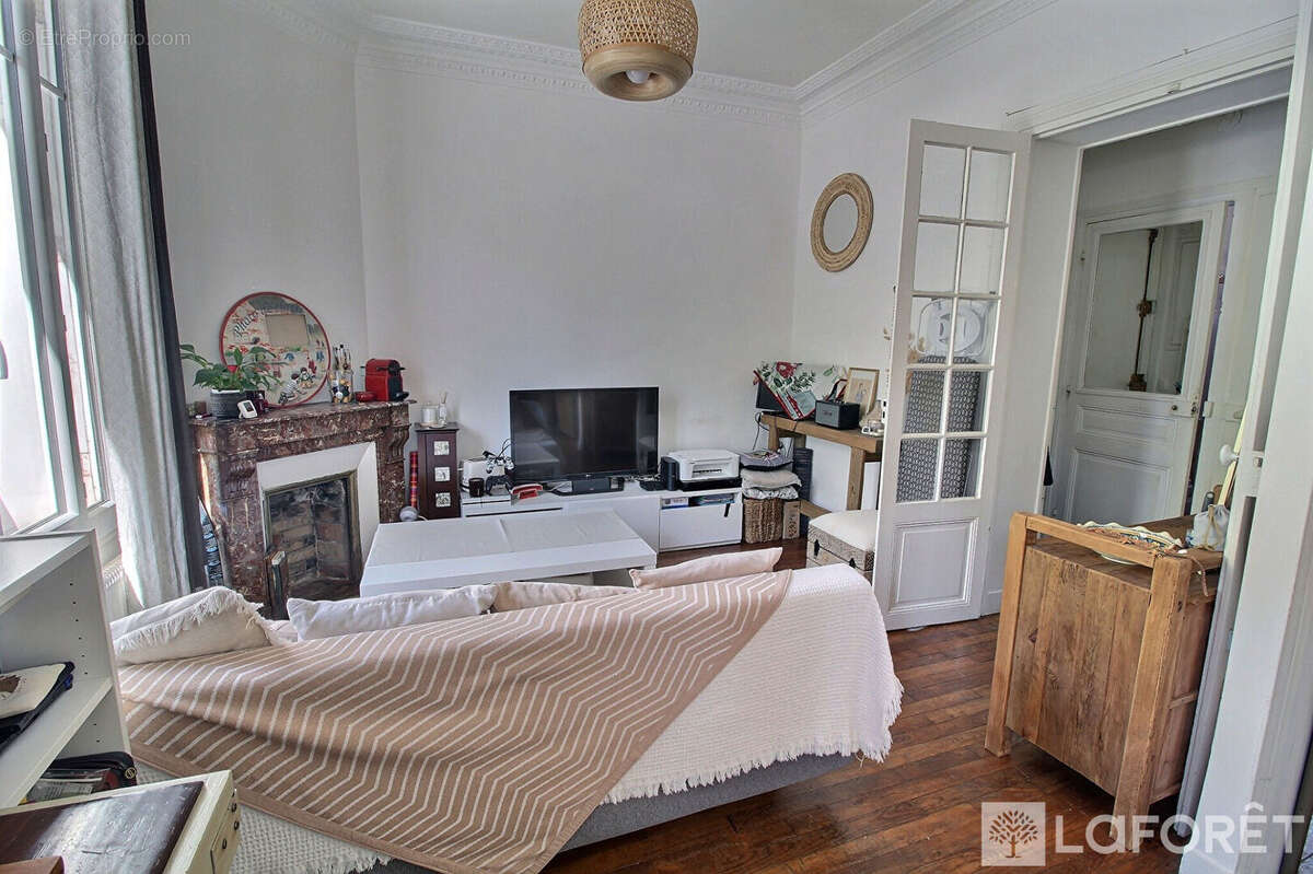 Appartement à LA GARENNE-COLOMBES