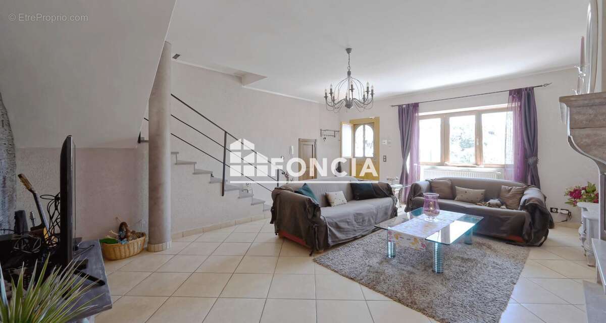  RARE À LA VENTE – Maison de caractère avec fort potentiel – 133 m² habitables – Terrasses, jardin, garage de 60 m² - photo 2