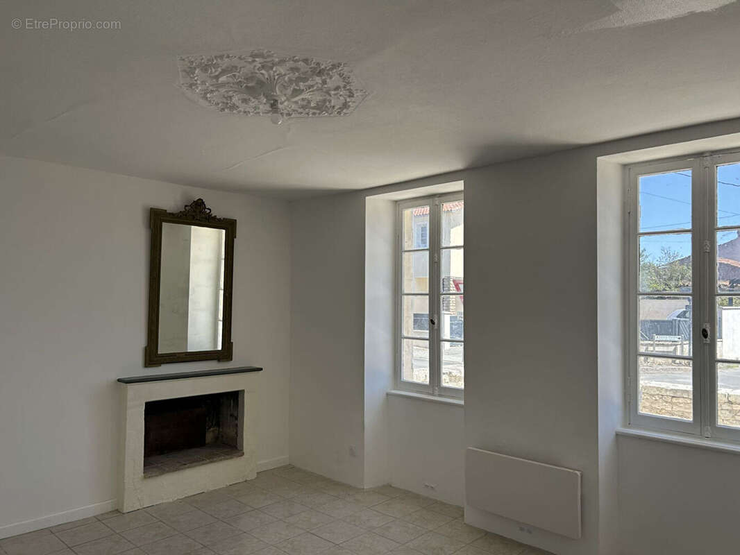 Grande maison de caractère au coeur de Néré avec jardin et dépendance - photo 2