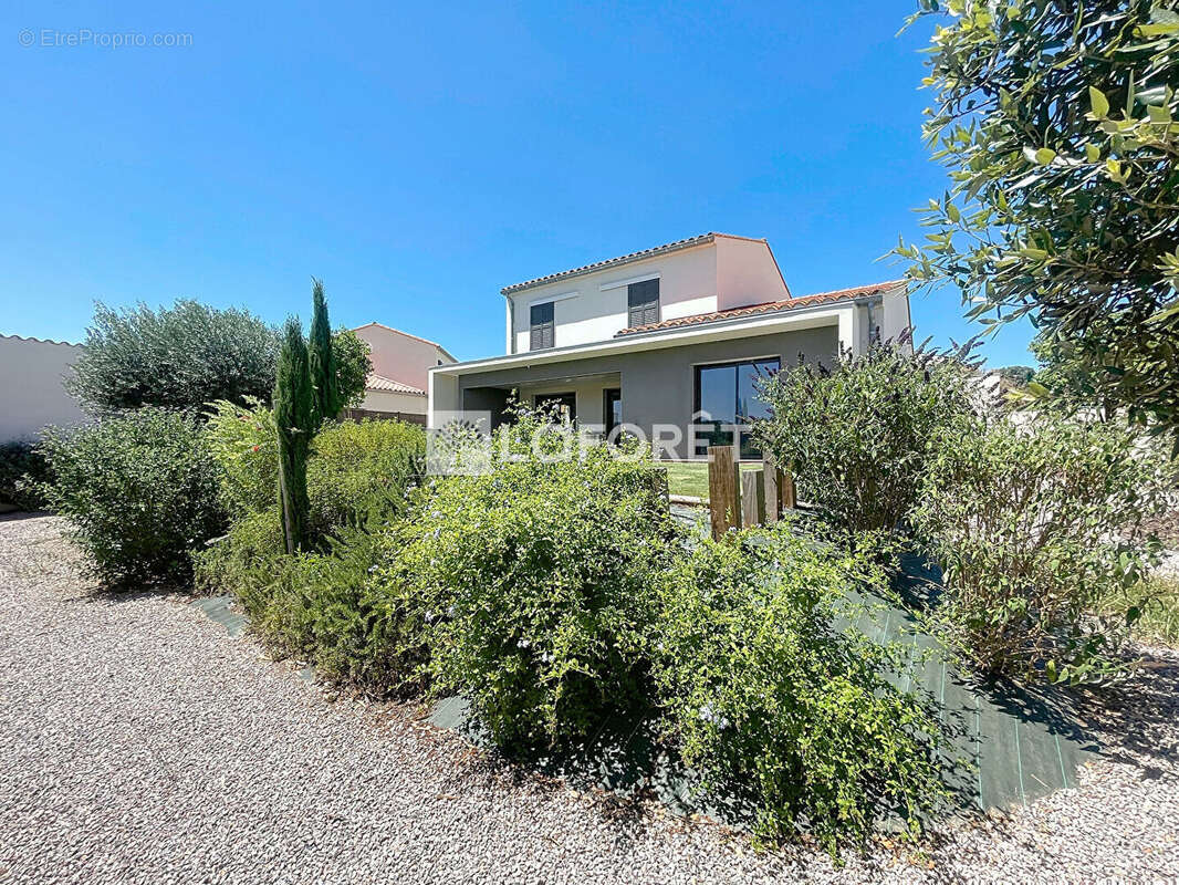 Maison à SAINTE-COLOMBE-DE-LA-COMMANDERIE