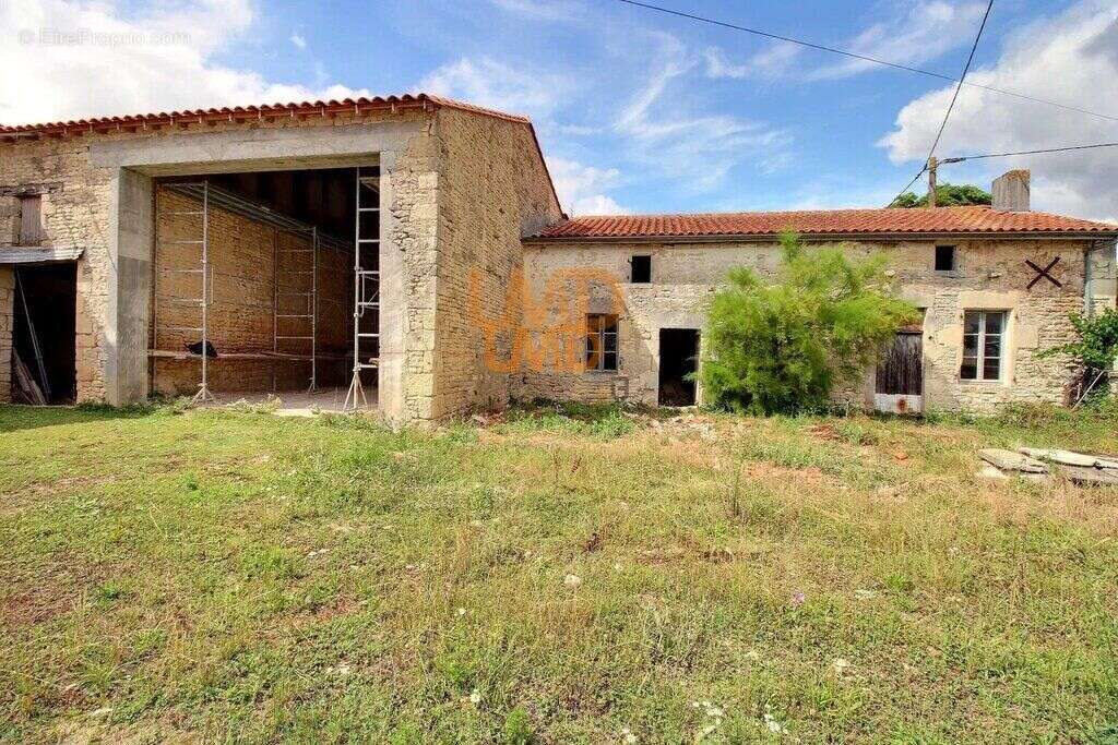 Maison à BAZAUGES
