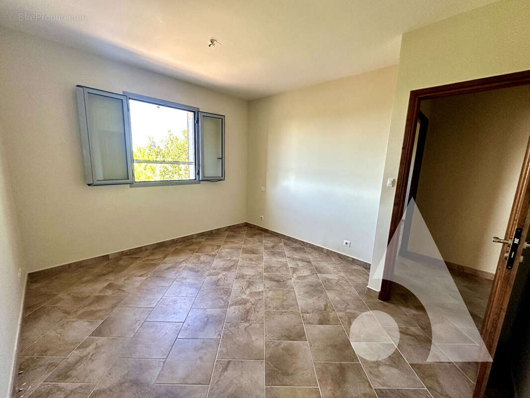 Villa de 224m² sur un terrain de  832 m² sur un terrain clos à Lorgues - photo 11
