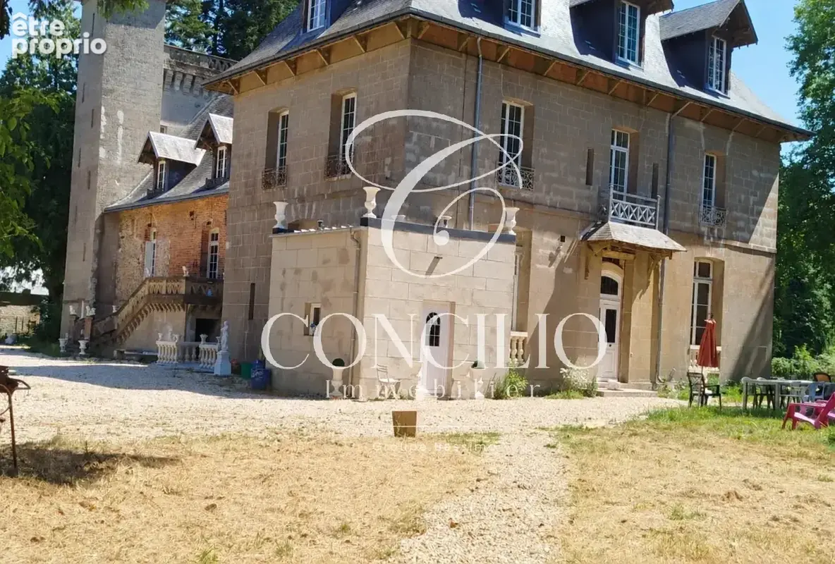 Château de caractère – 1 200 m² – domaine de 4,5 hectares – à 120 km de paris - photo 1
