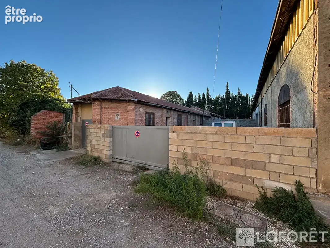Entrepôt de 62 m² avec grande cour extérieure - photo 9