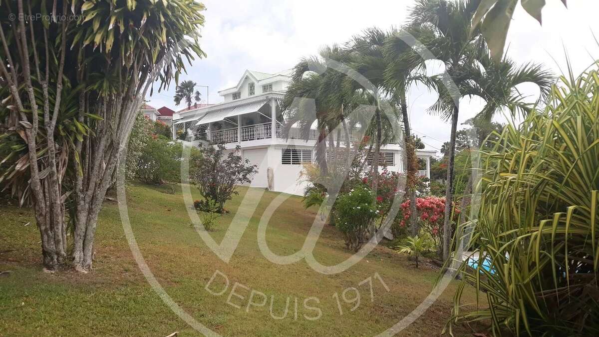 Maison à LES ABYMES