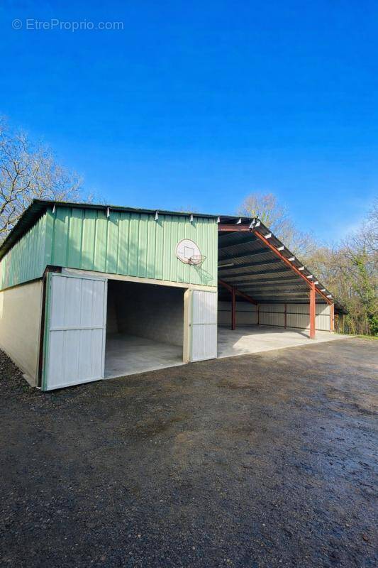 Parking à SAINT-MAURICE-SUR-ADOUR